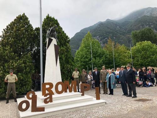 Nella foto la cerimonia di inaugurazione, a Venzone, del monumento che ricorda il sacrificio degli alpini caduti, alla quale è intervenuta l’assessore regionale Barbara Zilli. 